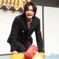2連続でだるま落としに失敗して嘆く佐野晶哉（C）モデルプレス