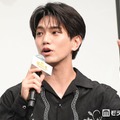 Aぇ! group正門良規、“普段からカラ松”だった「革ジャンが制服」映画で木村拓哉モノマネも披露【おそ松さん 人類クズ化計画!!!!!?】 画像