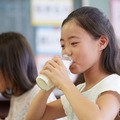 給食の牛乳、お茶に変えたい58.1%…好きなメニュー1位は 画像