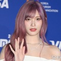 IVEイソ、ミニ丈からほっそり美脚際立つ「スタイルレベチ」「透明感すごい」と反響 画像