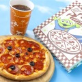 「ピザ・プラネット」をイメージしたメニュー©Disney　©Disney/Pixar