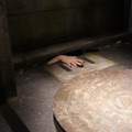 マンホールに棲むもの「ホラーにふれる展 －映画美術の世界－」