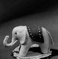 1880年に作られた世界初のぬいぐるみ玩具“ゾウの針刺し”