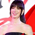 アン・ハサウェイ、第3子妊娠を発表 ふっくらお腹のぞくワンピ姿公開 画像