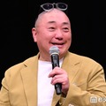 2児の父・山本圭壱、公園で水遊びする1歳長女・にこりちゃん公開「ぐんぐん大きくなってるね」「噴水にびっくりしてるの可愛い」と反響 画像