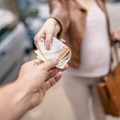 48歳女性、年下の外国人ダンサーと電撃婚！貢いだ額は「月1〜3万円」から始まって、じわじわ膨らみ150万円に！。「国際ロマンス詐欺」の巧妙な手口【行政書士が解説】 画像