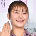 村上佳菜子、夫顔出し密着2ショット公開 しばらくの遠距離報告に「笑顔が素敵」「ぴったりくっついてて可愛い」 画像
