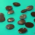 光の反射で虹色に輝くチョコレート