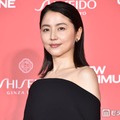 長澤まさみ、大胆な透かし編み衣装で美ボディチラ見せ「攻めてる」「芸術作品みたい」と反響 画像