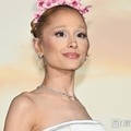アリアナ・グランデ、美スタイル際立つライブショット＆幼少期写真公開「まさに天使」「永遠の憧れ」の声 画像
