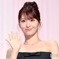 TWICEモモ、スラリ美脚際立つミニワンピ姿公開「圧倒的なスタイルの良さ」「見入ってしまう」と反響 画像