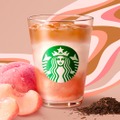 【スタバ新作】「ピーチ クリーミー ティー ラテ」サマーシーズンピーチビバレッジのラストを飾る1杯 画像