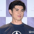 小島よしお、屋台の前で息子抱っこ 2ショットに反響「笑顔が爽やか」「ほのぼのしてて癒される」 画像