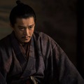 大河「豊臣兄弟！」信長役・小栗旬、平手打ち・ドロップキック…迫力アクションに視聴者震撼「まるでクローズZERO」「怖すぎる」 画像
