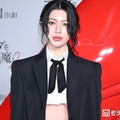 三吉彩花、へそピ目立つショート丈シャツコーデ マニッシュの中に柔らかさ選出【プラダを着た悪魔２】 画像