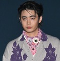 豊田裕大、カラフルインナーで遊び心演出 グラデーション衣装がお似合い【TGC新潟2026】 画像