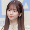 乃木坂46菅原咲月、圧倒的美脚際立つソファショットにファン悶絶「スタイル抜群」「透明感が半端ない」 画像