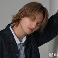 モデルプレスのインタビューに応じた小島健（C）モデルプレス