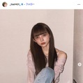広島カープ小園海斗選手の妻・渡辺リサ、前髪ありヘア披露 美脚コーデに「お人形さんみたい」「絵画みたいに綺麗」の声 画像