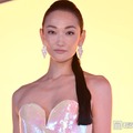 冨永愛「初めての海の砂」生後2ヶ月の第2子と海へ「愛おしさが詰まってる」「可愛すぎるあんよ」と反響 画像