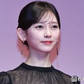 乃木坂46池田瑛紗、華やかなオフショルミニドレスショット公開「絵画から飛び出してきたみたい」「世界観が天才的」 画像
