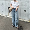 オフショルの抜け感が主役。ワイドデニムで作る大人カジュアル【40代の毎日コーデ】 画像