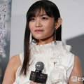 早見沙織、美脚チラ見せワンピース姿「大人の魅力」「脚のラインが綺麗すぎ」 画像