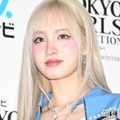 IVEリズ、キャミワンピで美脚＆腕スラリ 自然に囲まれたソロショットに「森の中の妖精みたい」「絵になるとはこのこと」と反響 画像