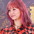 LiSA、アジアツアー美脚衣装ショット公開「躍動感がすごい」「網ソックスがセクシー」と絶賛の声 画像