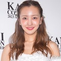 板野友美、ミニ丈ボトムス×ロングソックスで美脚スラリ「憧れのスタイル」「大人ガーリー素敵」と反響 画像