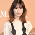 恒松祐里、美脚際立つドレスショット公開「クールで素敵」「シルエットが美しい」と話題 画像