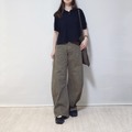 GU最強。今っぽいカーブシルエットがキレイな3Dバレルジーンズという新提案【40代の毎日コーデ】