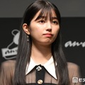 乃木坂46五百城茉央、夏のお散歩ショット公開 ノースリ姿に「眼鏡姿が新鮮で可愛い」「圧倒的な透明感」と反響 画像