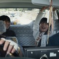 『見えない娘 THE INVISIBLES』後部座席で盛り上がる次女・音々（矢山花） 、対照的に浮かない表情の学