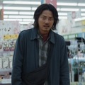 『見えない娘 THE INVISIBLES』前のレジが進まず、じわじわとシビれを切らす学