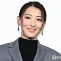 「VIVANT」出演女優「別班の任務ではありません」女医姿のオフショットが話題「確かに別人」「潜入捜査ではないよね」 画像