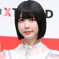 あの、胸元際立つベアトップ衣装姿に熱視線「デコルテから肩のラインが綺麗すぎる」「透き通るような美肌」 画像