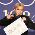 プライベートで行った映画館で突然「時給三〇〇円の死神」の予告が流れて慌ててポップコーンで顔を隠した西畑大吾（C）モデルプレス