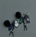 ヴィランズ/ファー付きアクリルチャームカラー:A/B 価格:¥2,990