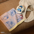 ミニタオル ￥1,100、ポケットウォーマー ￥2,420／© 2026 Peanuts Worldwide LLC