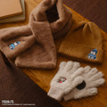 マフラー ￥3,300、ニット帽 ￥3,300、リブ付ユビデル手袋 ￥3,300／© 2026 Peanuts Worldwide LLC