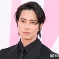 山下智久「尊敬する先輩」との寄り添いショット披露「お祝いしてもらって嬉しそう」「後輩の顔してて可愛い」と反響 画像