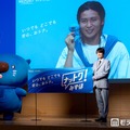 Snow Man目黒蓮、カナダからリモートで会見出席 クールな長髪×お気に入りキャラとの“おそろいコーデ”披露 画像