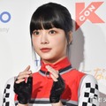 LE SSERAFIMウンチェ、ショート丈ボトムスで美脚スラリ「脚長すぎる」「完璧なスタイル」の声 画像