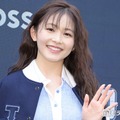 久間田琳加、パリでの真っ赤なノースリドレス姿公開「エレガント」「大人の魅力満開」と絶賛の声 画像