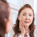 「シミ・シワ・たるみ」だけじゃない！ピリピリ痛む、ムズムズする…更年期に増える肌の違和感、原因は女性ホルモン？肌への影響を専門医が解説 画像