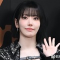 LE SSERAFIMサクラ、美ウエストのぞくショートタンク×ショーパン衣装ショットに熱視線「くびれが綺麗すぎる」「圧巻のスタイル」 画像