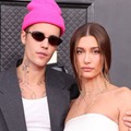 ジャスティン・ビーバー、結婚8周年妻とキス寸前ショットに反響「映画のワンシーンみたい」「ラブラブ」 画像