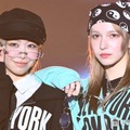 FRUITS ZIPPER仲川瑠夏＆早瀬ノエル、色違いパーカー×リムレス姿でペアランウェイ 仲良しハートポーズで魅了【TGC2026A/W】 画像