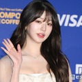 IVEウォニョン、美肩輝くトップス姿でPCバン満喫「頭が小さすぎてヘッドホンが大きく見える」「可愛い」と反響 画像